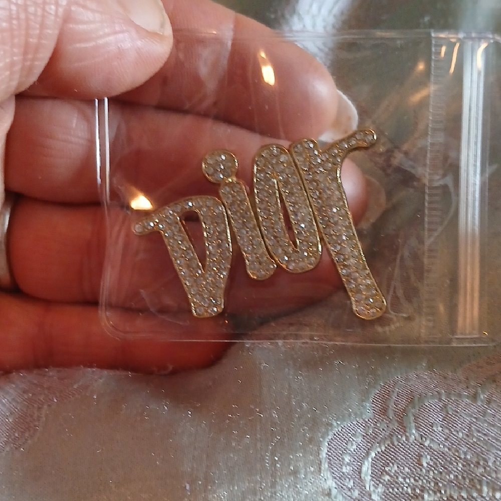 Fashon Sparkling Gold Toned Broach Pin